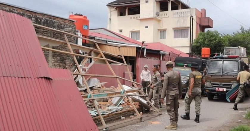 Satpol PP Padang Bongkar Bangunan Liar di Atas Badan Jalan Belibis