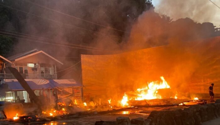 Monumen Kapal Wisata Siti Nurbaya di Padang Terbakar