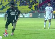 Arema FC Tundukkan Semen Padang FC 2-1 di Padang