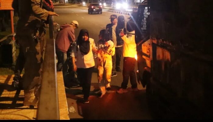 Langgar Jam Operasional Satpol PP Padang Bubarkan Tempat Hiburan