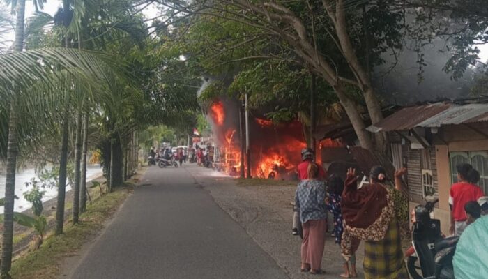 Kebakaran Tiga Petak Bangunan di Padang Utara, Dua Orang Tewas