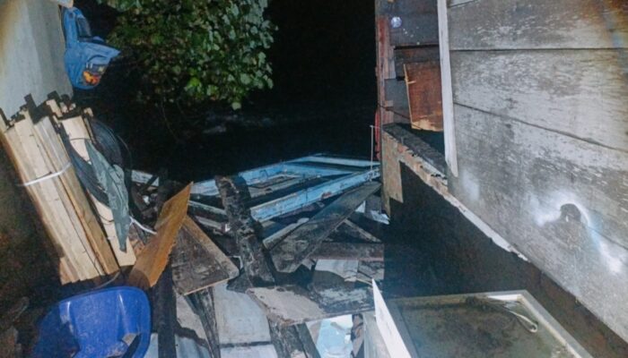 Abrasi Pantai di Air Manis Padang Rusak Delapan Rumah Warga