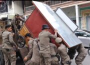 Lagi Satpol-PP Tertibkan Lapak dan Gerobak PKL di Padang