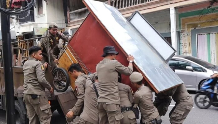 Lagi Satpol-PP Tertibkan Lapak dan Gerobak PKL di Padang