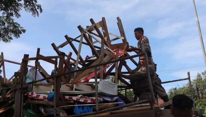 Lapak PKL Berdiri di Fasum di Angkut Satpol-PP Padang