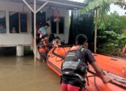 BPBD Padang Evakuasi Ibu Hamil Terjebak Banjir di Gang Babussalam