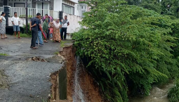 Terjadi Longsor Ancam Tiga Rumah di Koto Lalang