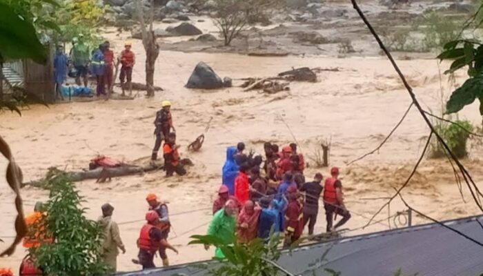 Kembali Diguyur Hujan, Puluhan Warga di Kota Padang Kembali Dievakuasi
