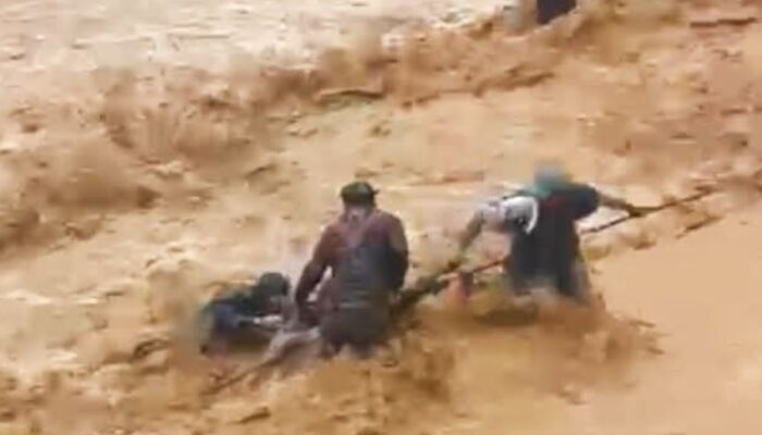 Padang Diguyur Hujan Deras, Belasan Warga Batu Busuk Dievakuasi