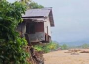 Sebuah Rumah di Bantaran Sungai Lubuk Minturun Tergerus