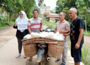 Majelis Taklim Masjid Ukhuwah Parupuk Tabing Salurkan Bantuan untuk Korban Banjir Bandang
