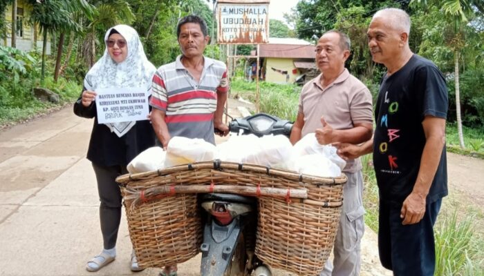 Majelis Taklim Masjid Ukhuwah Parupuk Tabing Salurkan Bantuan untuk Korban Banjir Bandang