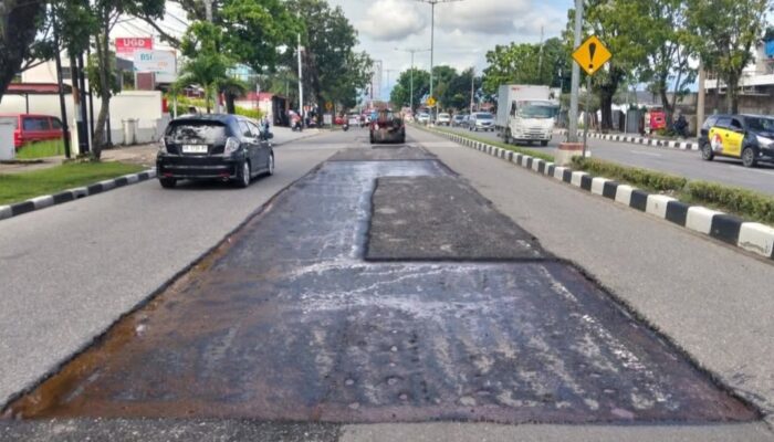 Dinas PUPR Padang Tambal Jalan Berlubang Pascabanjir