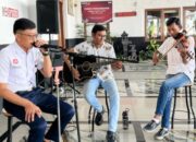 Hadirkan Suasana Ceria di Masa Nataru, KAI Sumbar Sajikan Live Music di Stasiun Padang