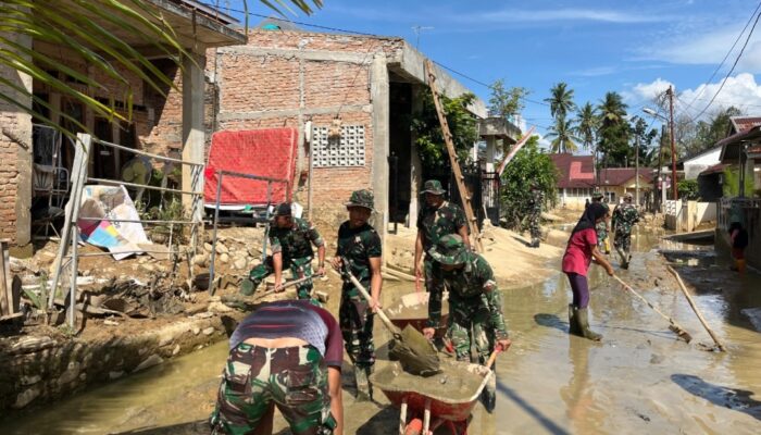 Satgas Yonif 133/Yudha Sakti Bersihkan Permukiman di Tabing Banda Gadang