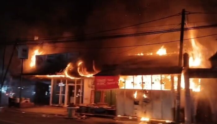 Kebakaran Hanguskan 1 Rumah dan 3 Toko di Lubuk Kilangan Padang