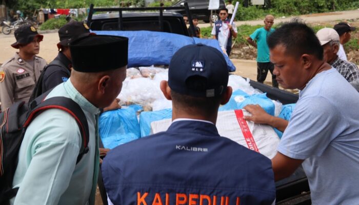 KAI Sumbar Salurkan Bantuan ke Warga Nanggalo dan Batu Busuk