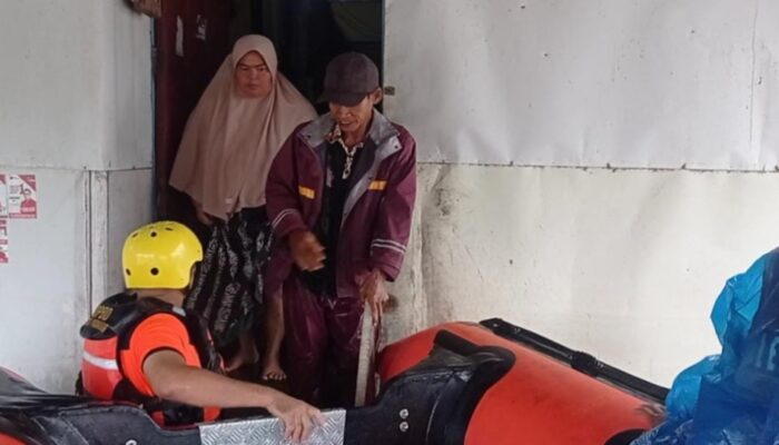 Banjir, Tiga Warga Dadok Tunggul Hitam Dievakuasi BPBD Padang