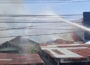 Kebakaran Hanguskan Rumah dan RM Ampera di Padang Timur