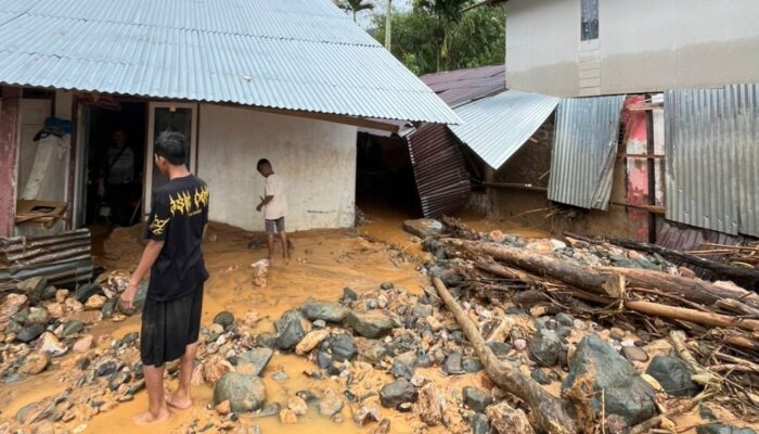 Banjir di Kuranji Padang, Tiga Rumah Warga Rusak dan Satu Lansia Dievakuasi
