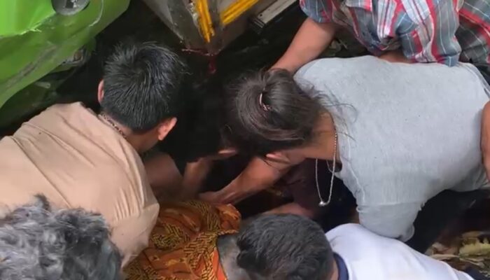 Warga Tertimpa Mobil Box Usai Kecelakaan di Jalan Padang–Painan