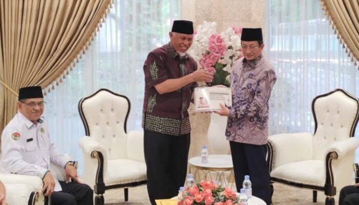 Mahyeldi Serahkan Dokumen Hasil SWI ke Kementerian Agama