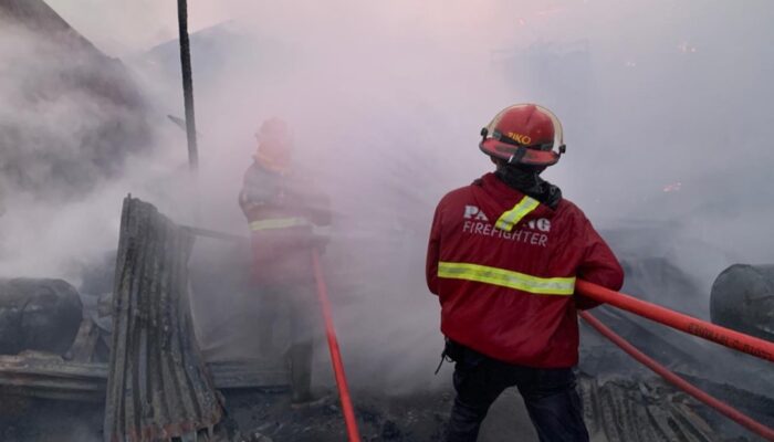 Gudang Furniture Bigland di Padang Selatan Terbakar