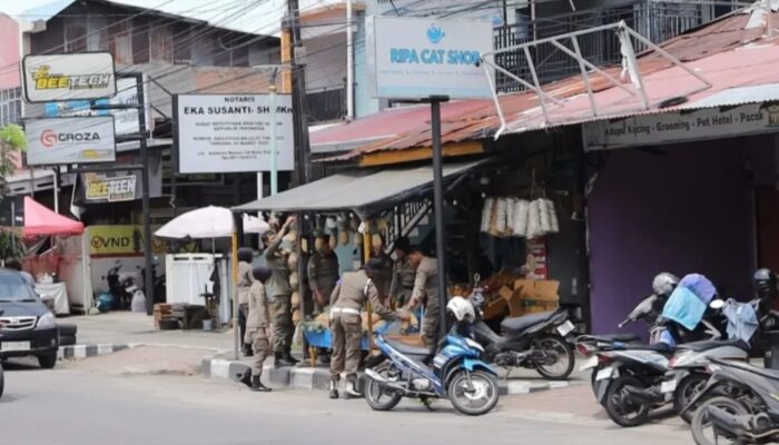 Satpol PP Tertibkan PKL Liar di Padang Timur, Tegaskan Fungsi Trotoar dan Jalan Umum