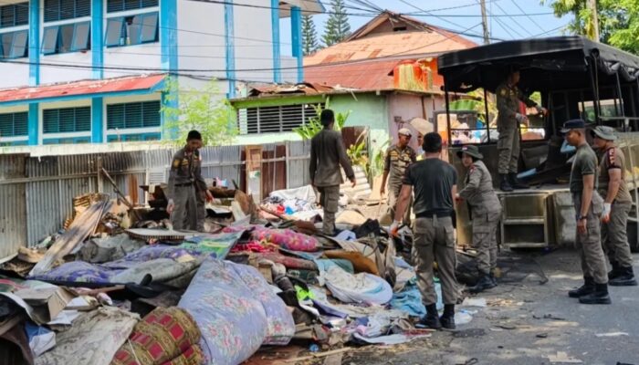 Satpol PP Tertibkan Bangli di Sempadan Sungai Simpang Haru