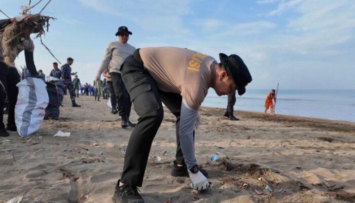 Jelang Ramadan, Pantai Padang Bersolek, Ratusan Personel Gabungan Bersih -bersih