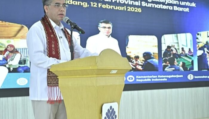 Menaker Salurkan Bantuan Rp30,3 Miliar untuk Pemulihan Bencana di Sumbar