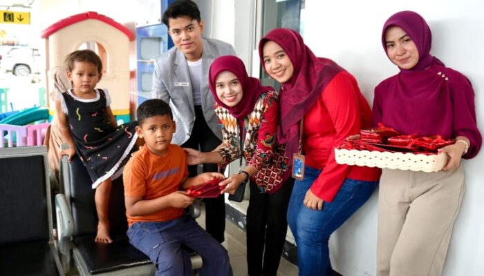 Semarak Imlek 2577 KAI Sumbar Apresiasi Pelanggan Bagi Souvenir