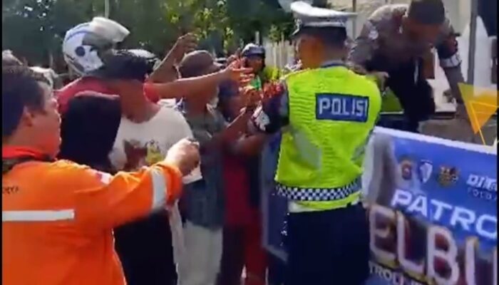 Ditlantas Polda Sumbar Patroli Sambil Berbagi Takjil di Padang