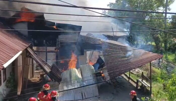 Kebakaran Hanguskan 4 Petak di Andalas Padang, Kerugian Capai Rp800 Juta