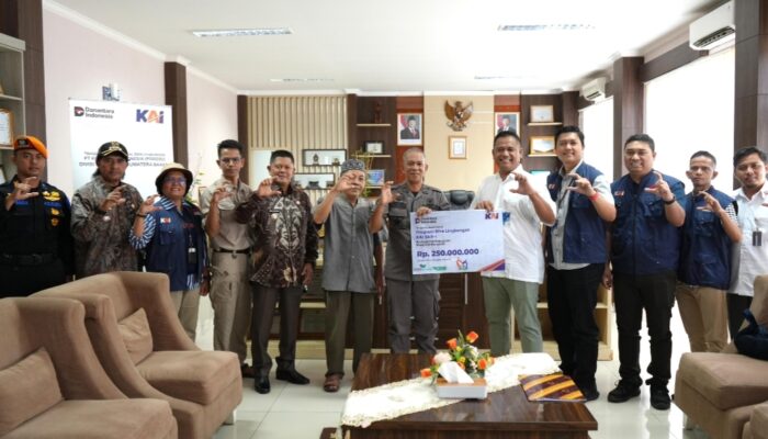 KAI Sumbar Salurkan TJSL Rp250 Juta untuk Masjid Al Mursydin Pasaman