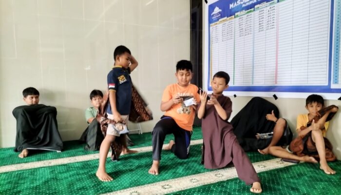 Anak-Anak Kampung Guci Ramaikan Masjid Ukhuwah Sambil Menunggu Waktu Berbuka