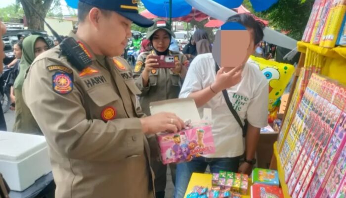 Satpol PP Kota Padang Razia Penjual Petasan Selama Ramadan