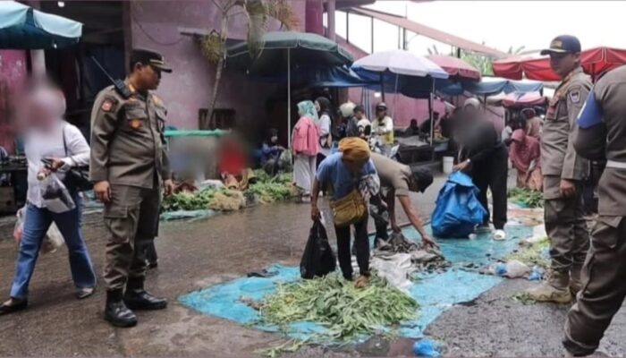 Masih Membandel, Satpol PP Tertibkan Pedagang di Pasar Raya Padang