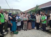 Pramuka Sumbar Salurkan THR untuk Korban Banjir di Huntara Lubuk Buaya