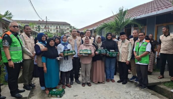 Pramuka Sumbar Salurkan THR untuk Korban Banjir di Huntara Lubuk Buaya