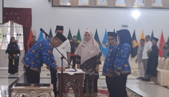 Pemprov Sumbar Lantik 32 Pejabat Administrator dan Pengawas