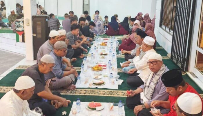 Puluhan Anak Yatim Buka Puasa Bersama di Masjid Ar-Raudhah