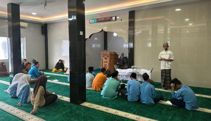 Remaja Pesantren Ramadhan Antusias Belajar Tata Cara Pengurusan Jenazah di Masjid Ukhuwah