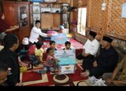 Mahyeldi Salurkan Bantuan Bedah Rumah Warga Miskin di Solsel