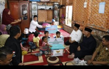 Mahyeldi Salurkan Bantuan Bedah Rumah Warga Miskin di Solsel