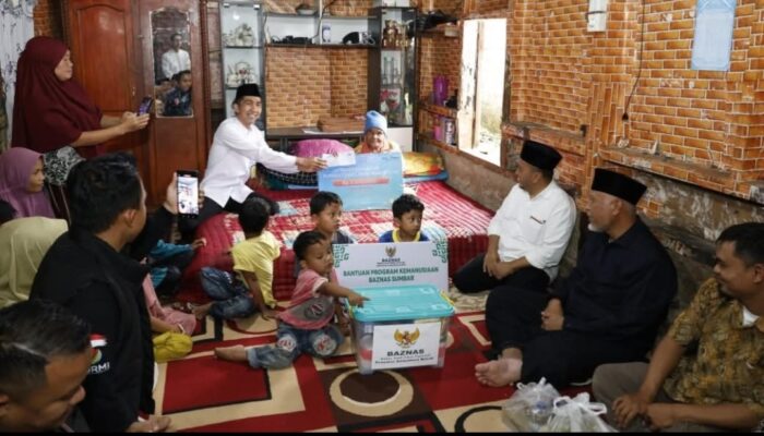 Mahyeldi Salurkan Bantuan Bedah Rumah Warga Miskin di Solsel