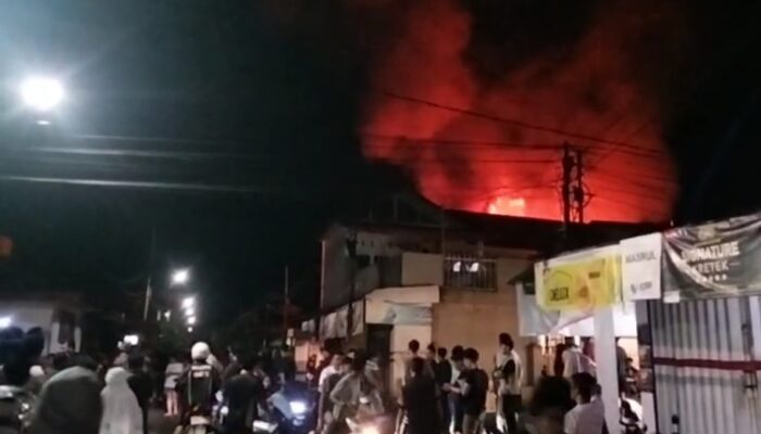 Kebakaran Rumah di Padang Damkar Kerahkan 9 Armada, Kerugian Ratusan Juta