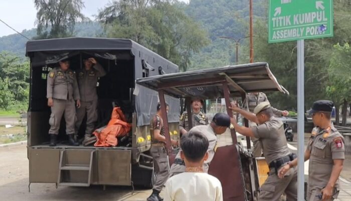 Satpol PP Padang Razia PKL Puluhan Barang Dagangan Diamankan