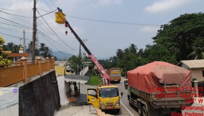 Sambut Lebaran Dishub Padang Perbaiki Ratusan Lampu PJU Selama Ramadan
