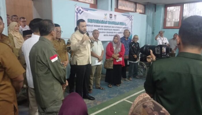 Fadly Amran Salurkan Bantuan Jaminan Hidup untuk Korban Bencana
